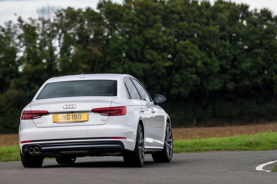  Audi A4 2.0 TDI S-Line (B9) 2015 года  (UK) (фото 16 из 23)
